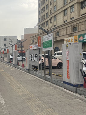 中國鐵塔河南鄭州新鄭宏達(dá)充電站